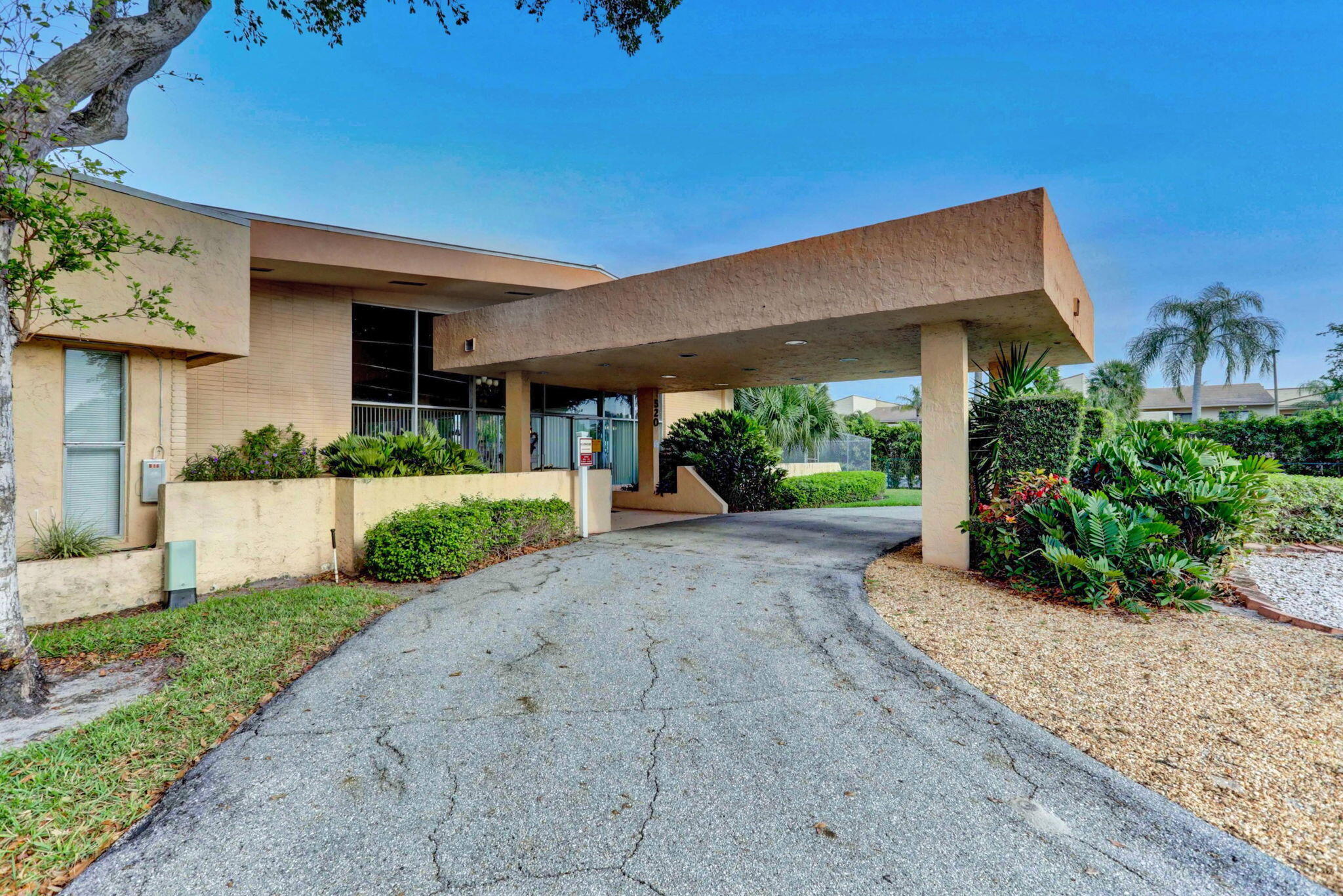 500 Executive Center Drive 3f