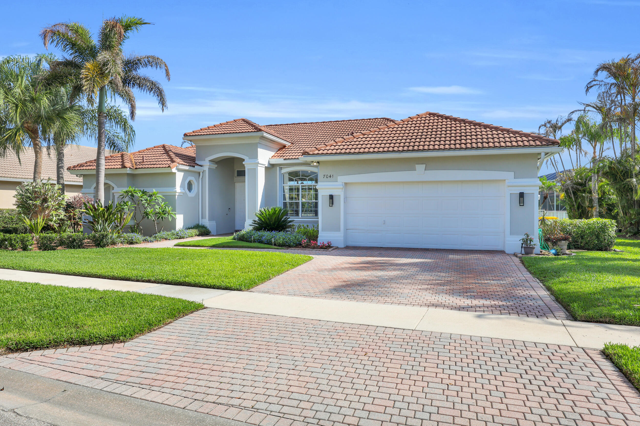 7041 SE Bay Hill Drive