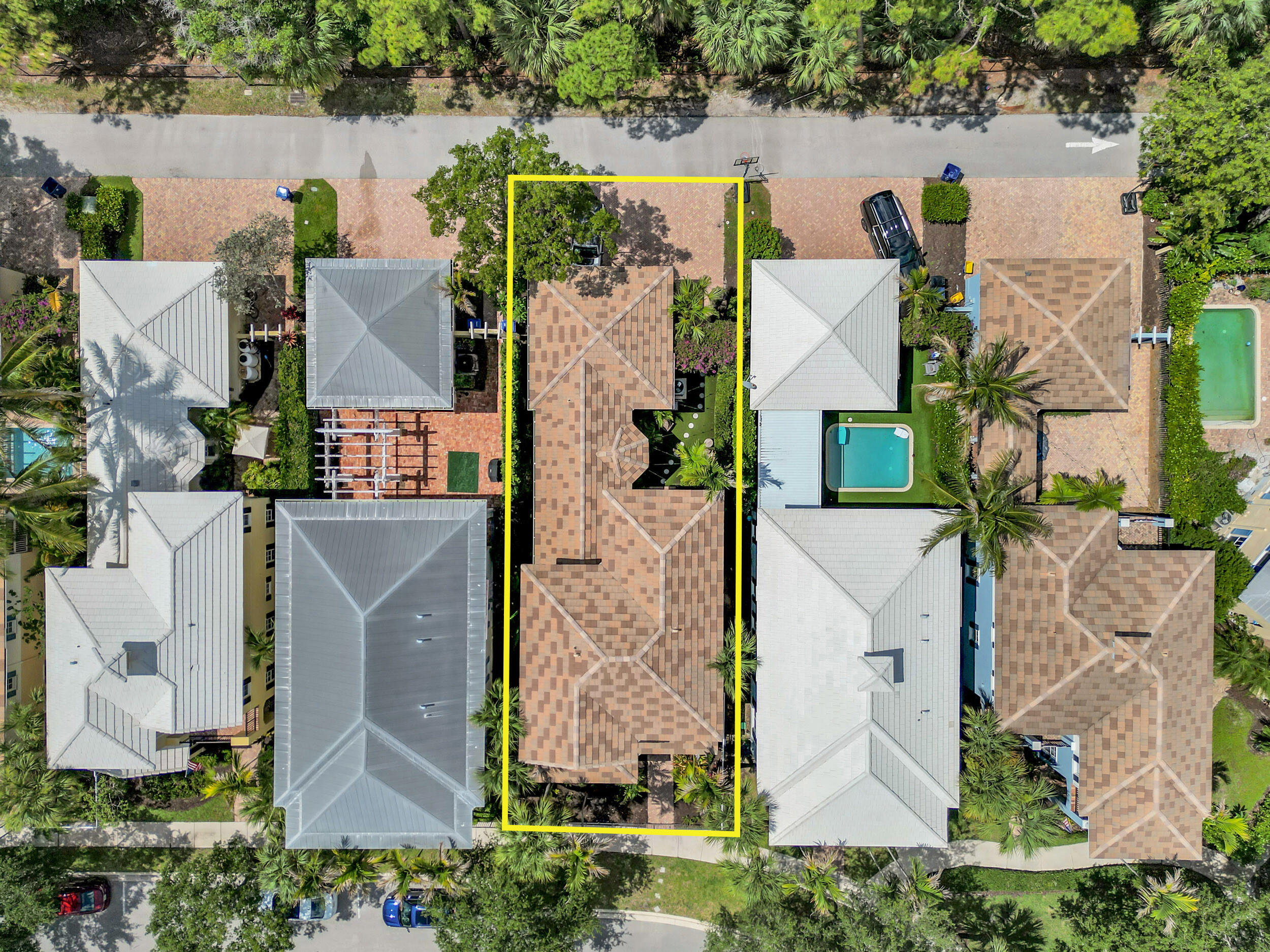 212 W Bay Cedar Circle