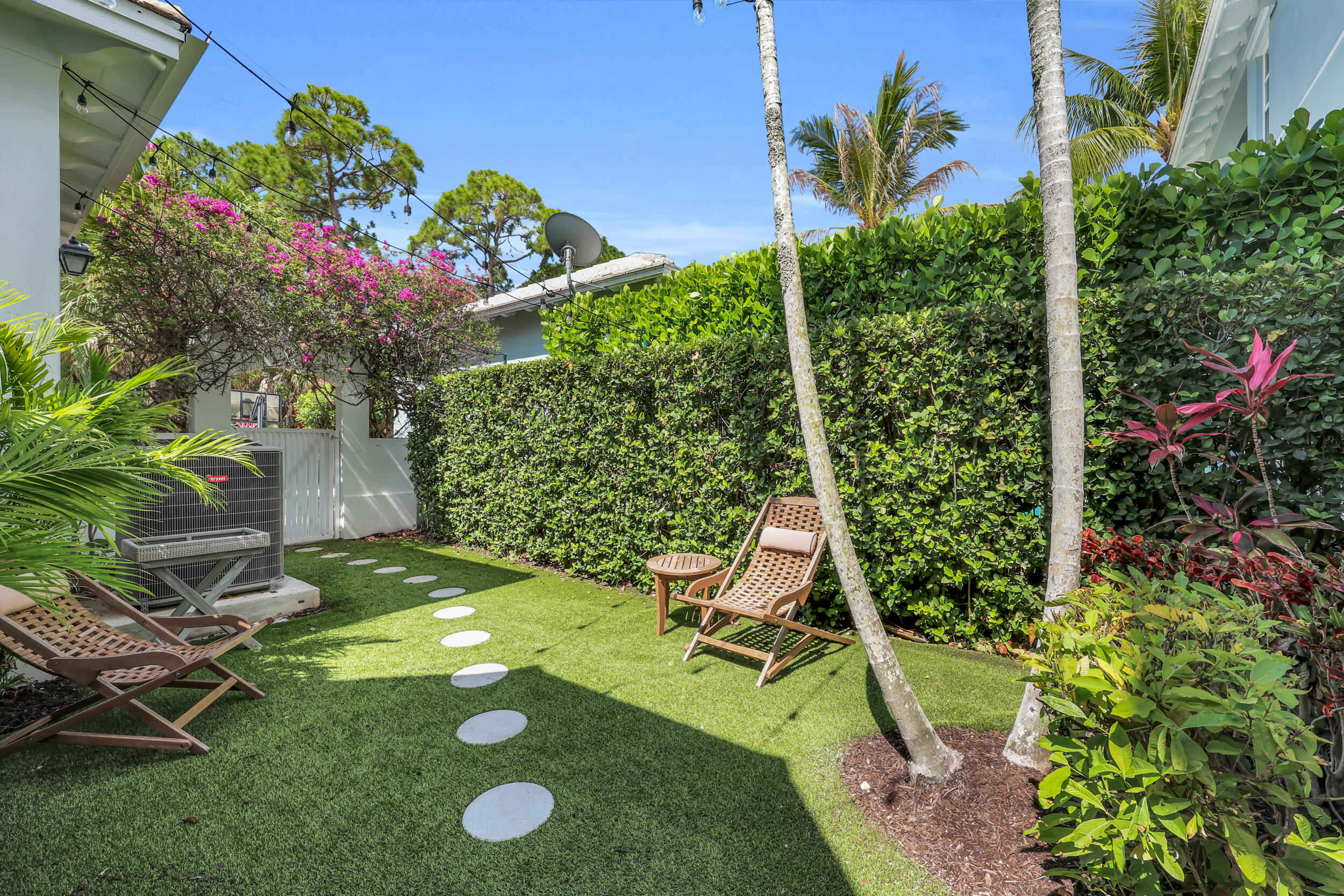212 W Bay Cedar Circle