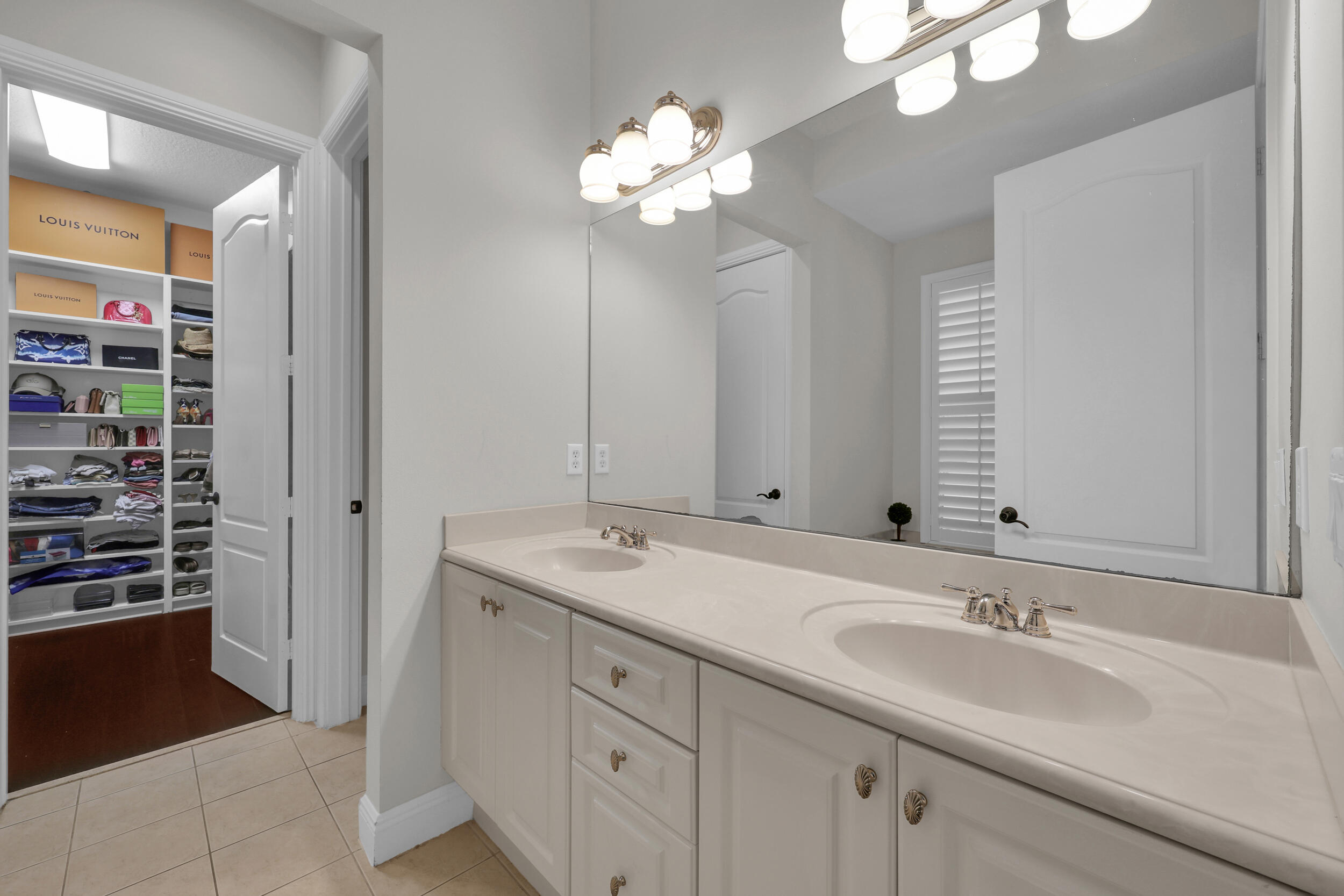 212 W Bay Cedar Circle