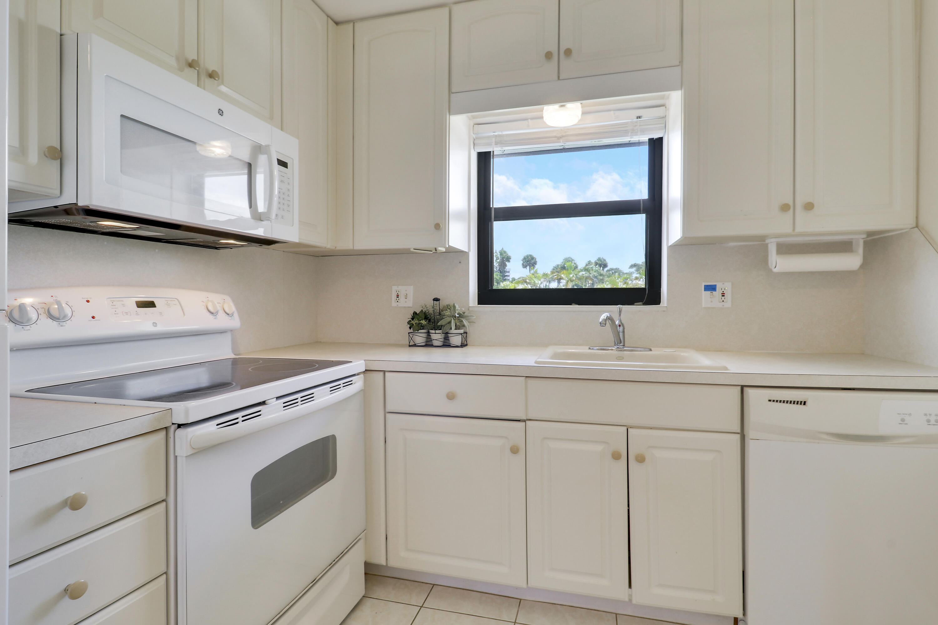 755 Saturn Street I206