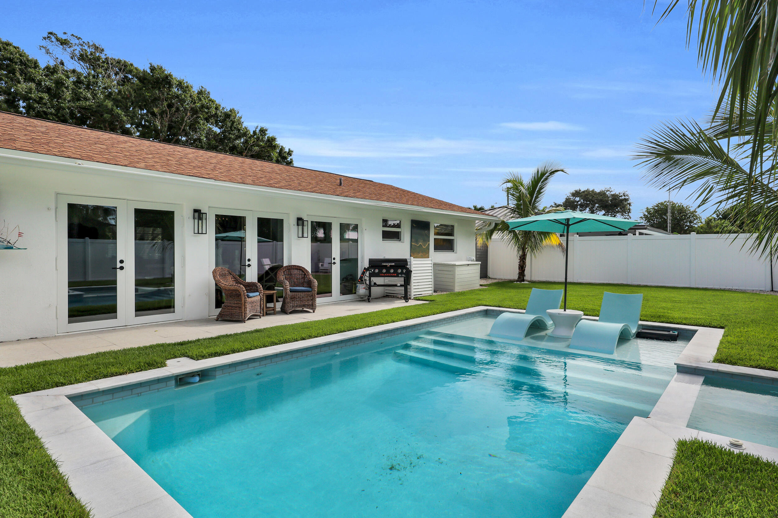 8 WINDSOR Road W