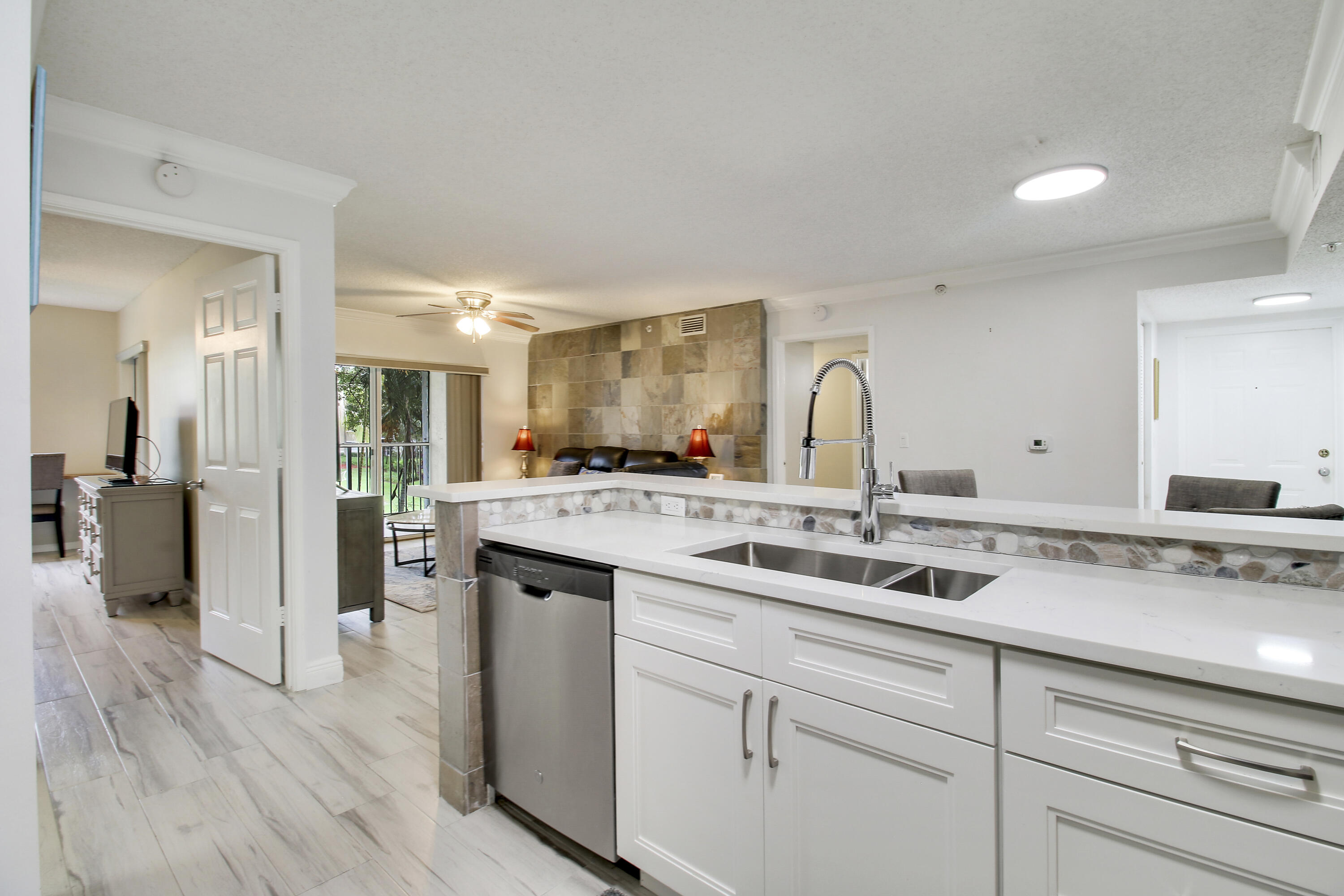 272 VILLAGE Boulevard 7208