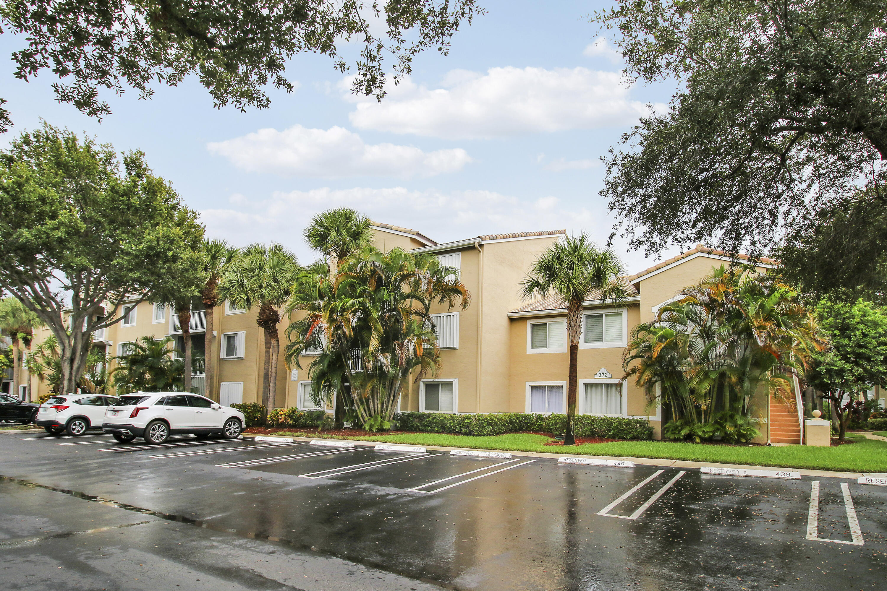 272 VILLAGE Boulevard 7208