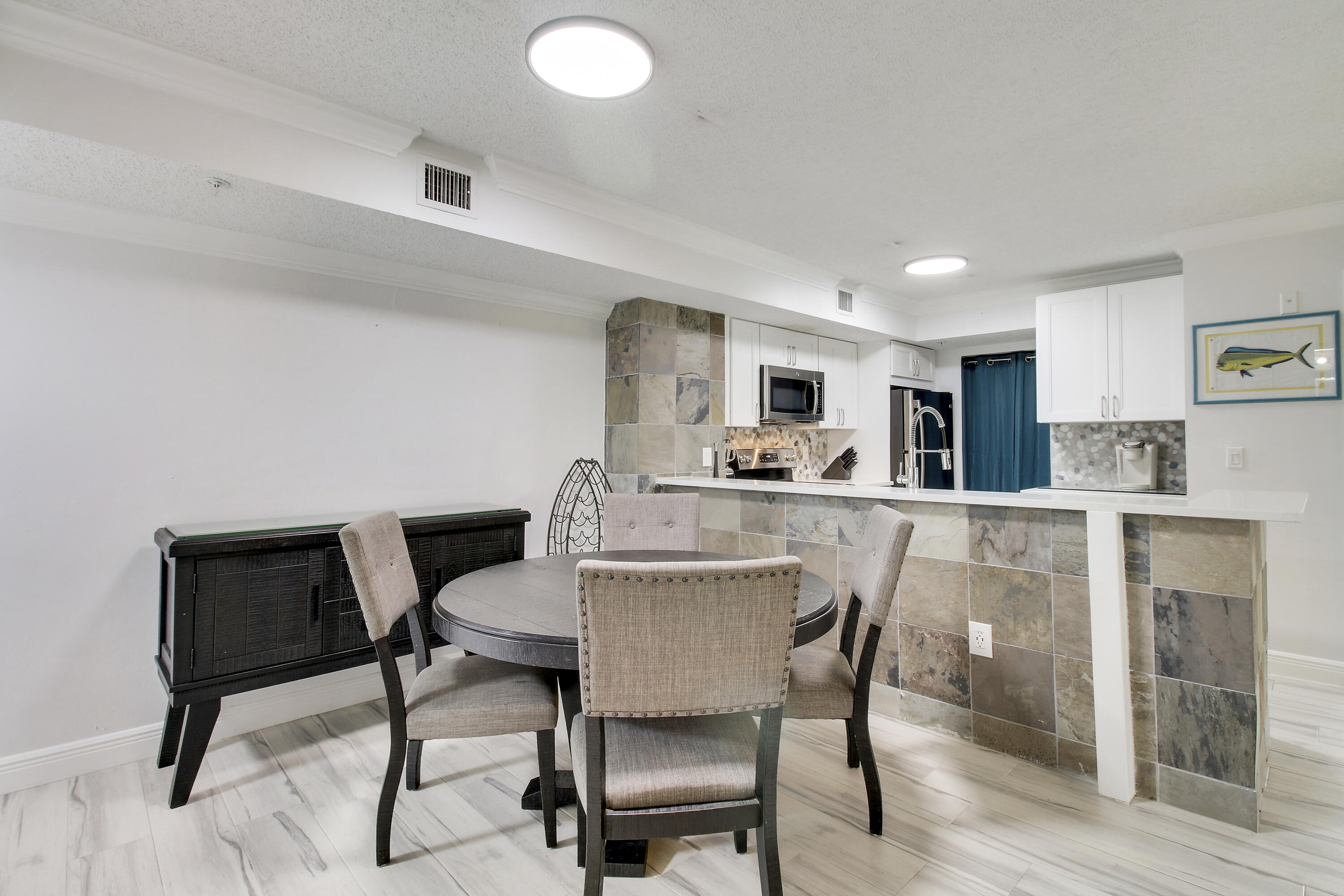 272 VILLAGE Boulevard 7208