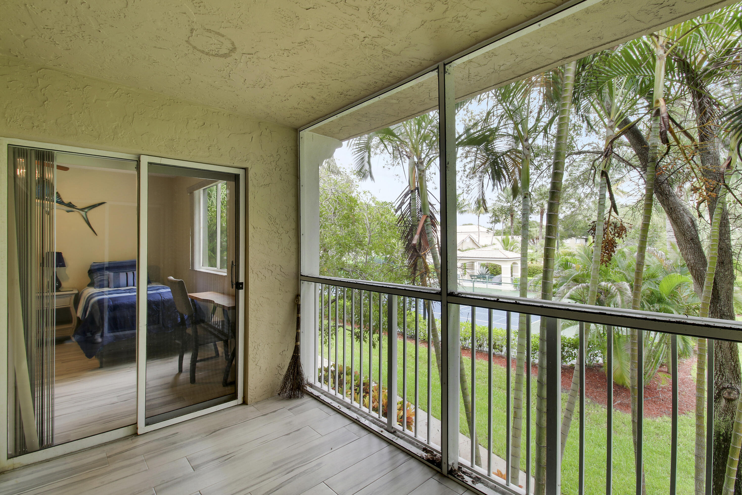 272 VILLAGE Boulevard 7208