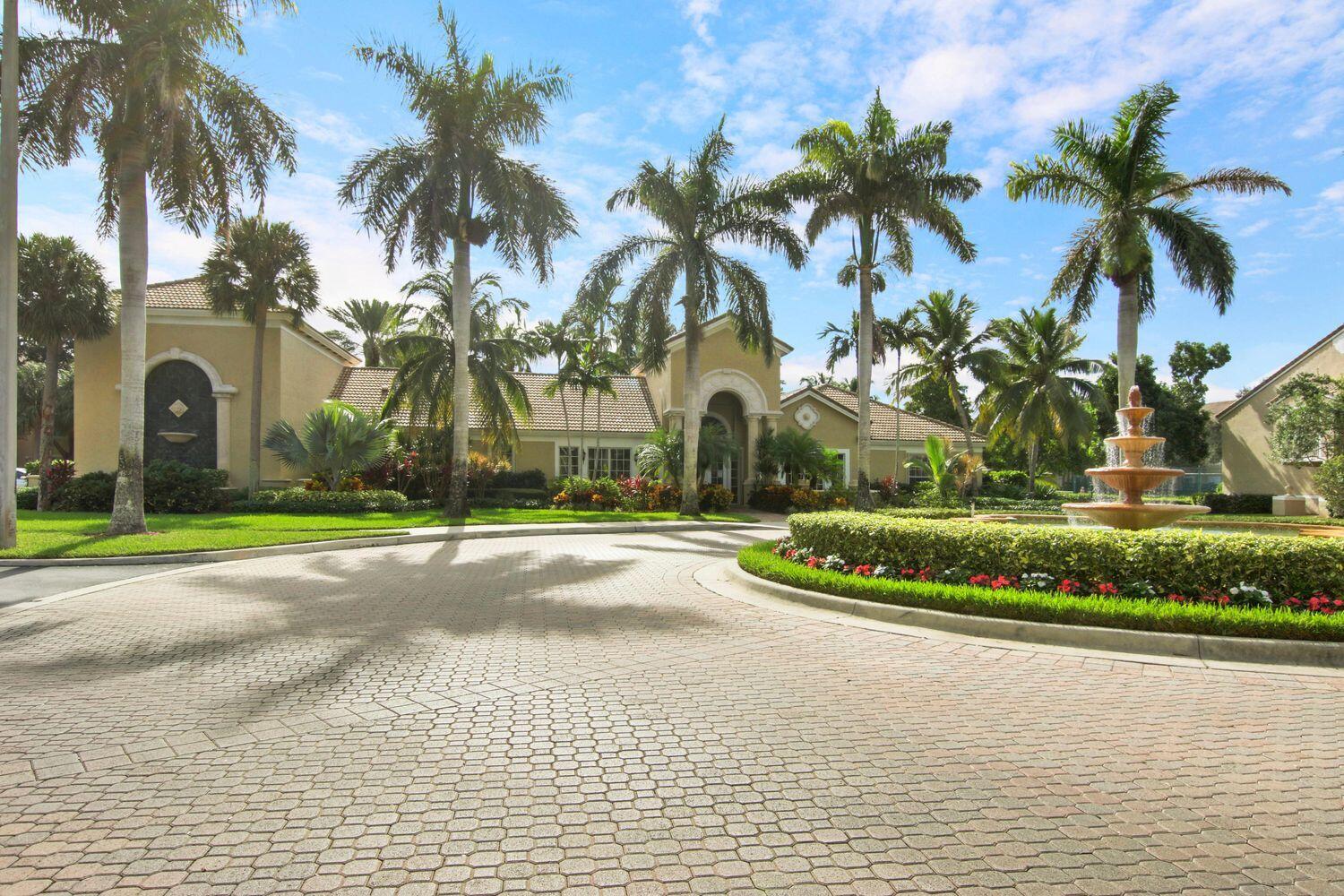 272 VILLAGE Boulevard 7208