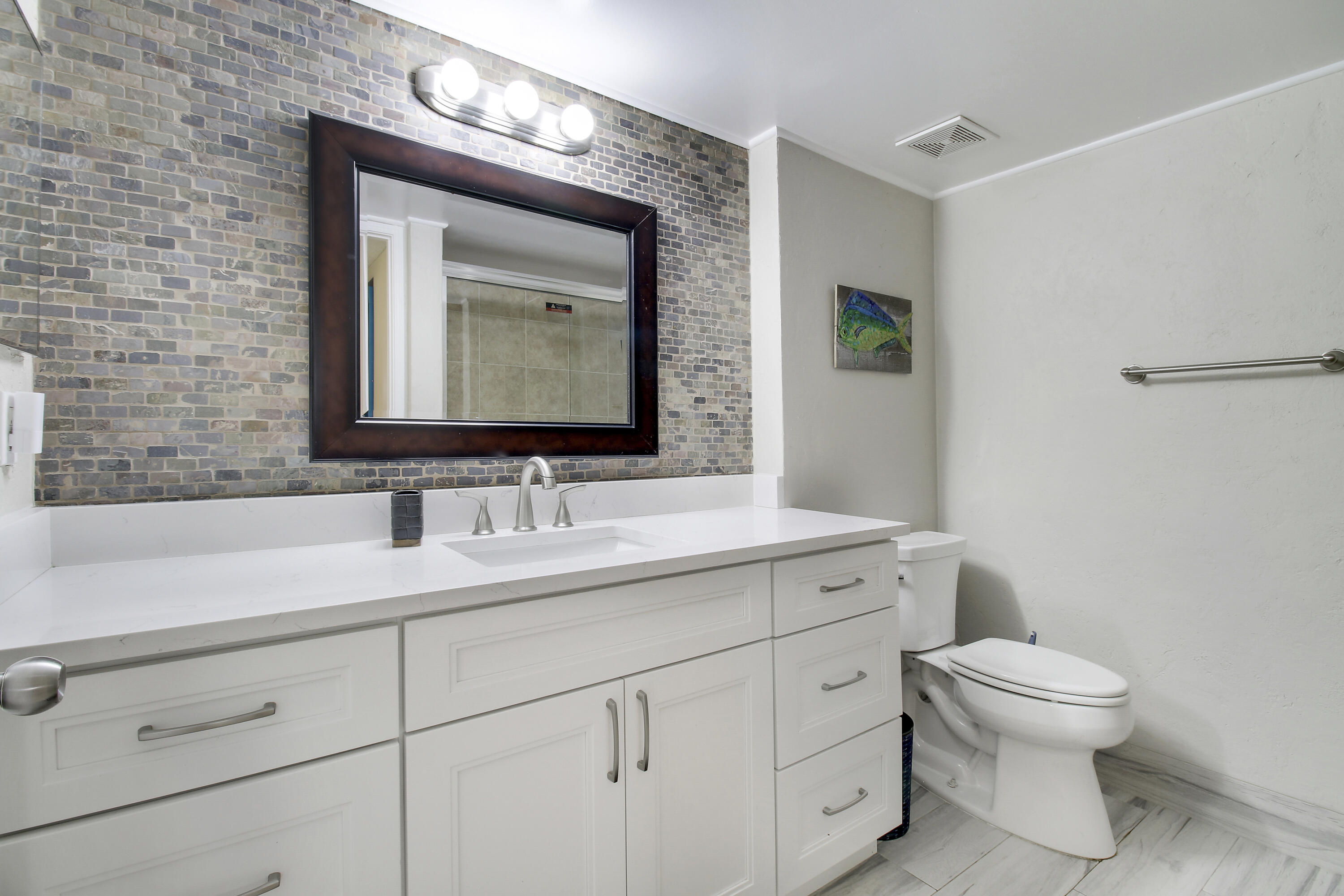 272 VILLAGE Boulevard 7208
