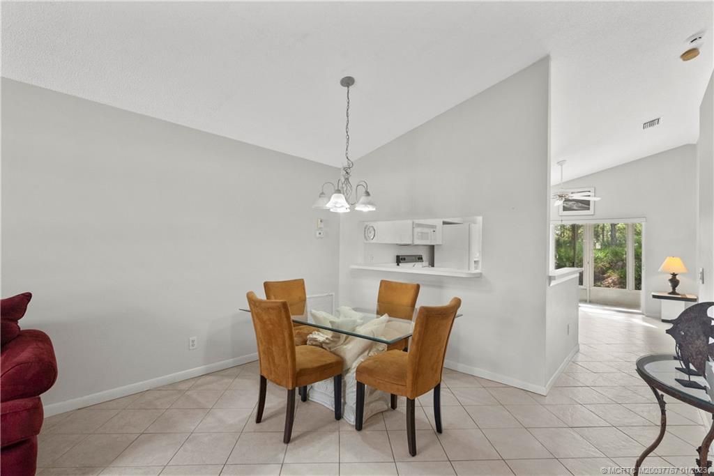 631 NW San Remo Circle