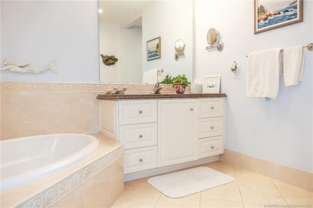 24 Harbour Isle Drive W 201