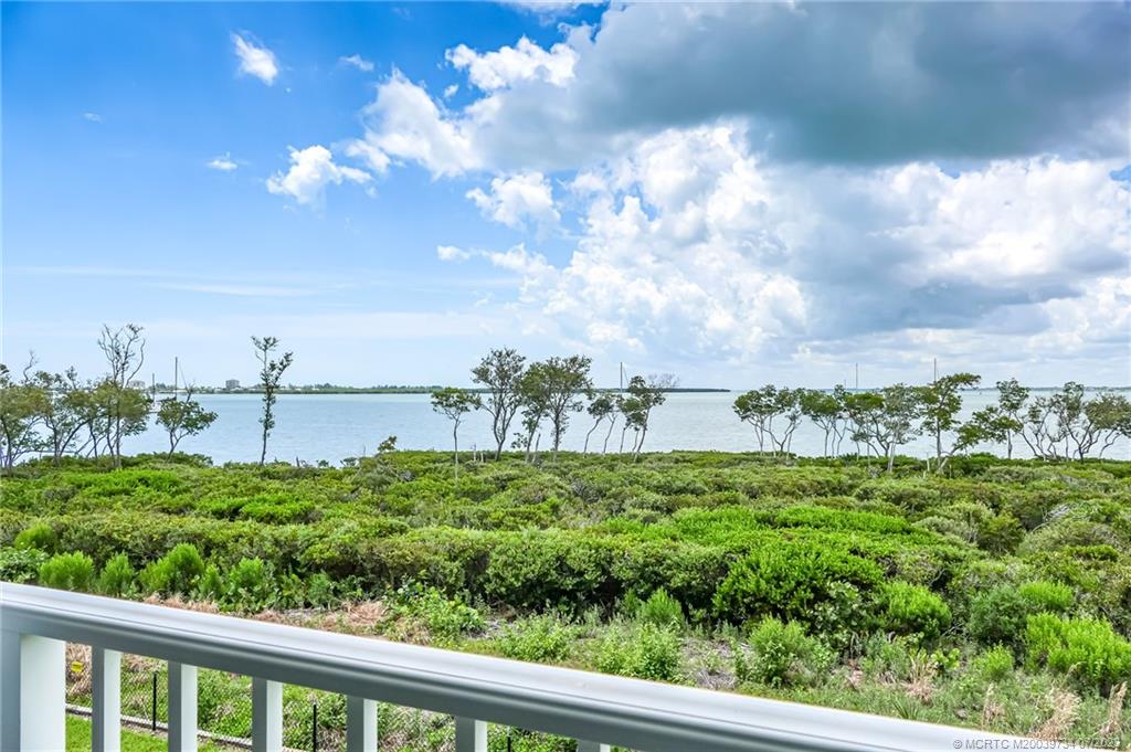 24 Harbour Isle Drive W 201