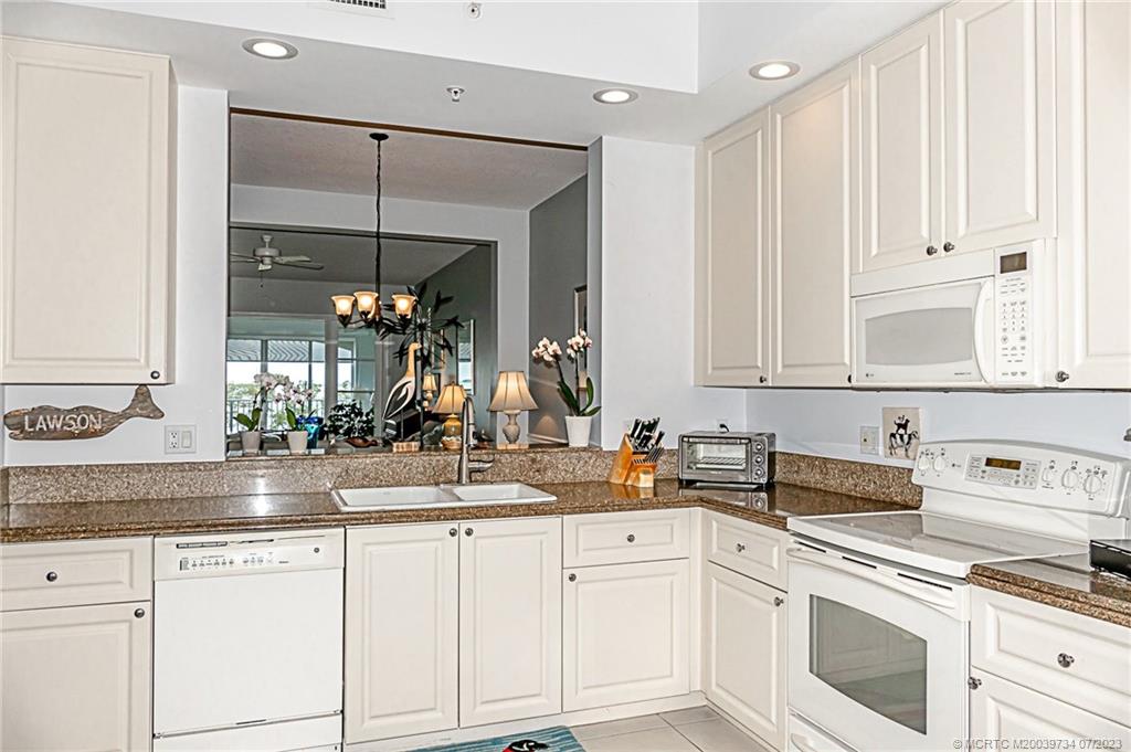 24 Harbour Isle Drive W 201