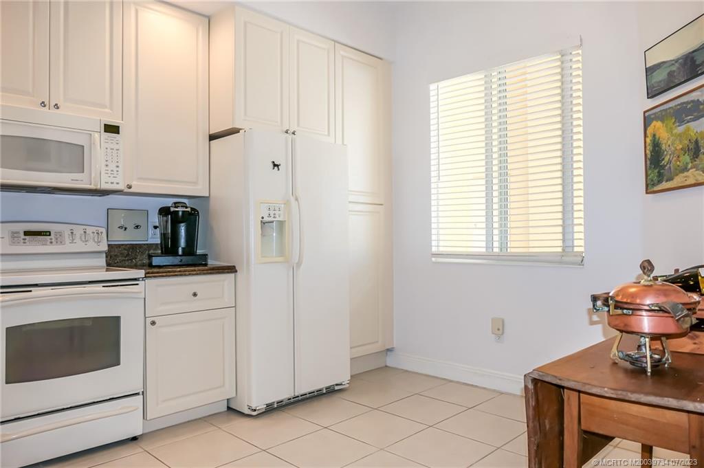 24 Harbour Isle Drive W 201