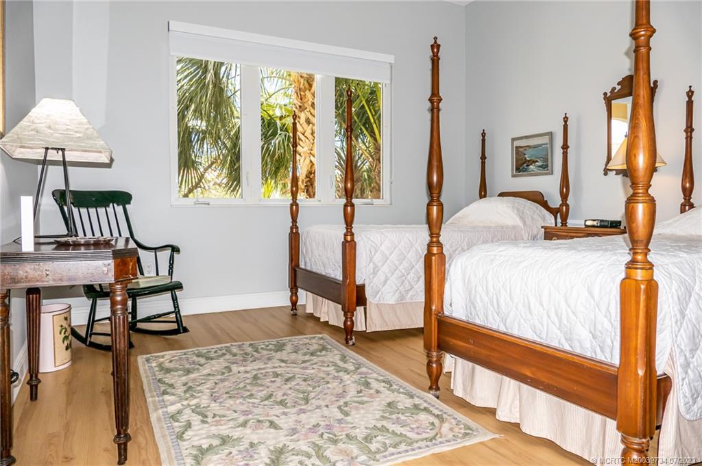 24 Harbour Isle Drive W 201