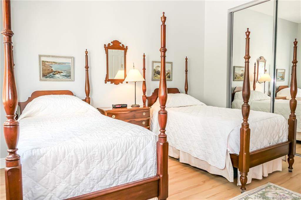 24 Harbour Isle Drive W 201