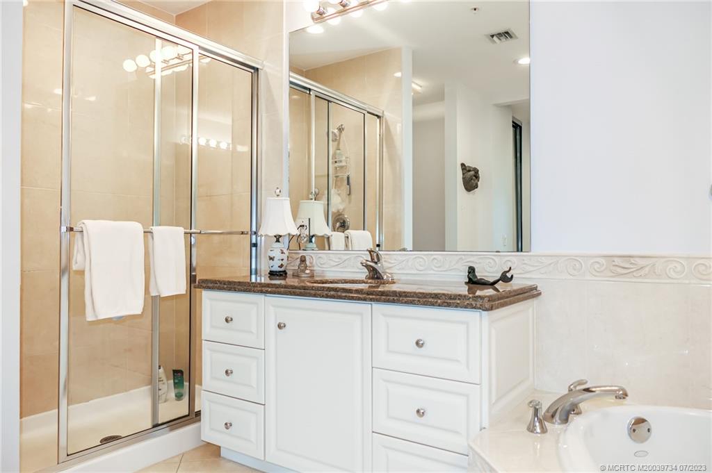 24 Harbour Isle Drive W 201