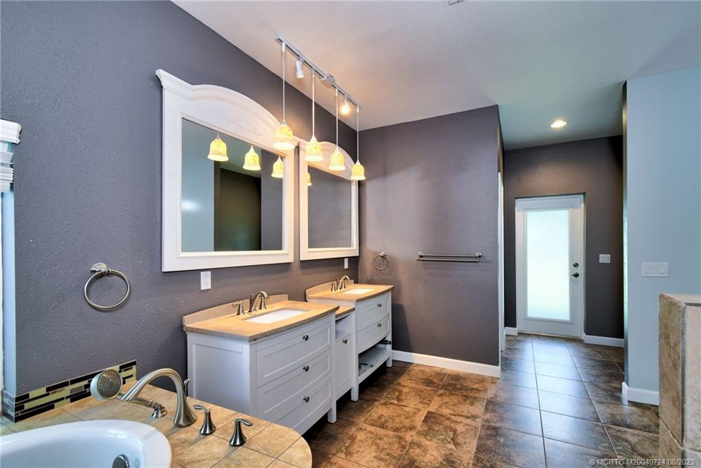 1047 NE Kubin Avenue