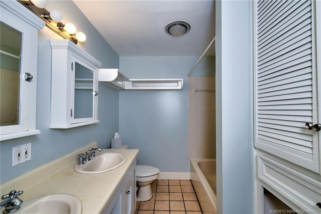 1047 NE Kubin Avenue