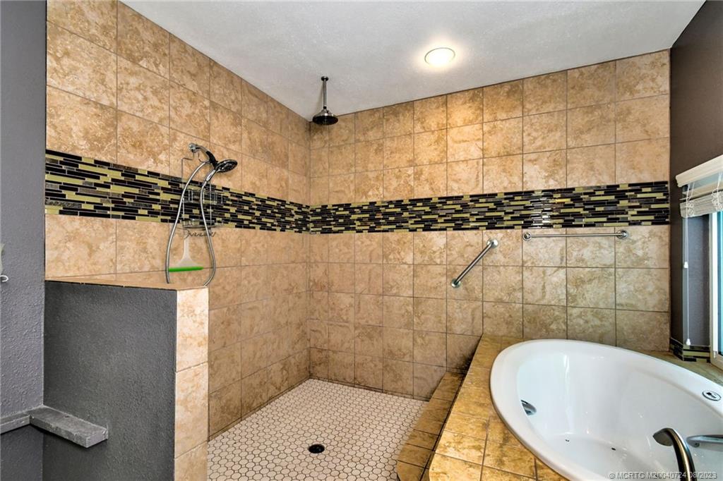 1047 NE Kubin Avenue