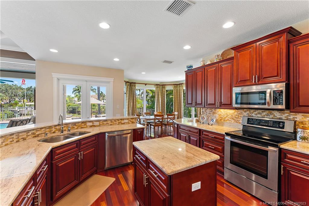 587 SW Lost River Road