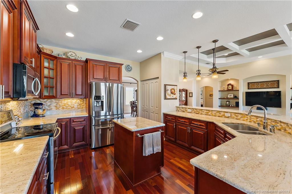 587 SW Lost River Road