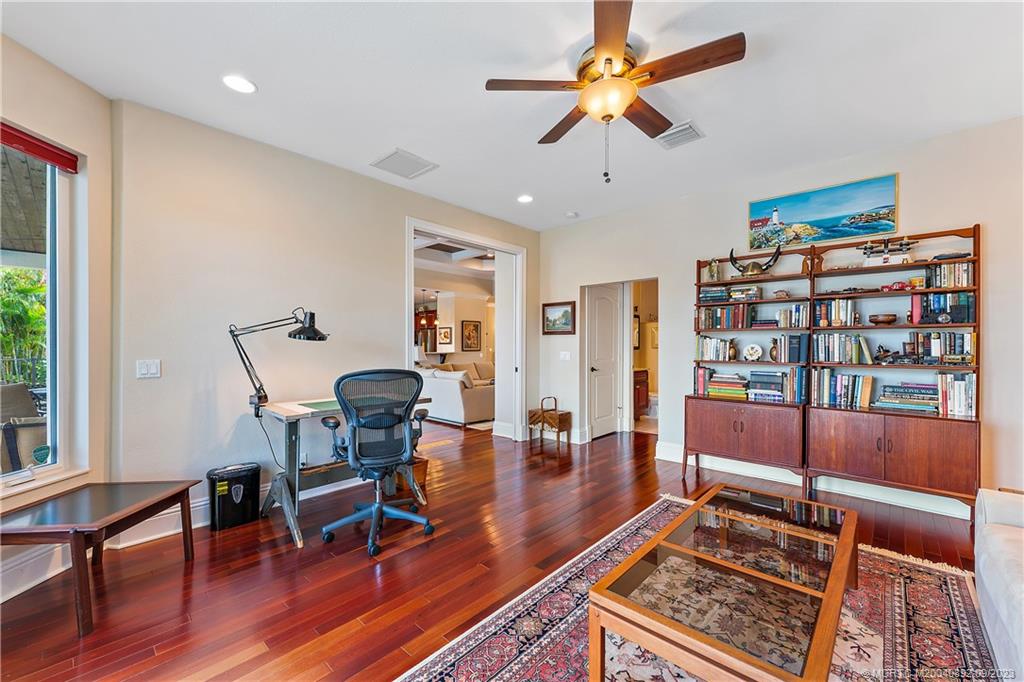 587 SW Lost River Road