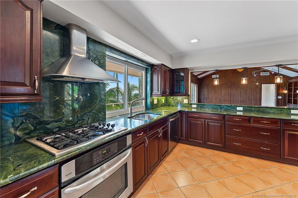 10 S Sewalls Point Road