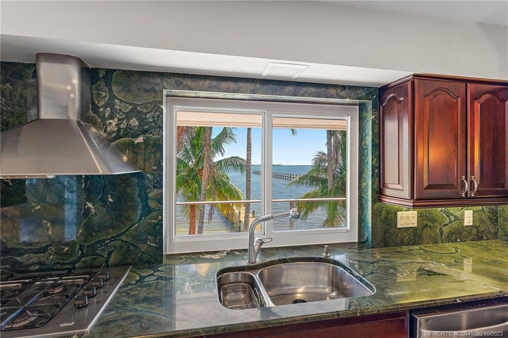 10 S Sewalls Point Road