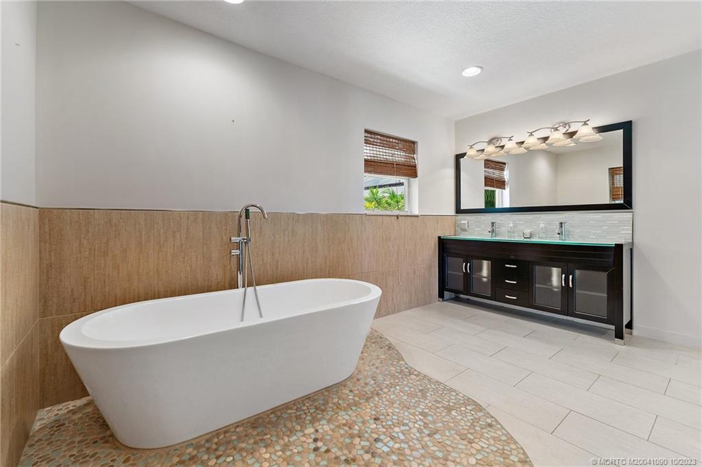 10 S Sewalls Point Road