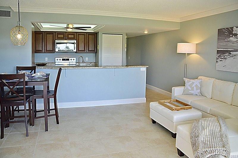 5575 NE Gulfstream Way