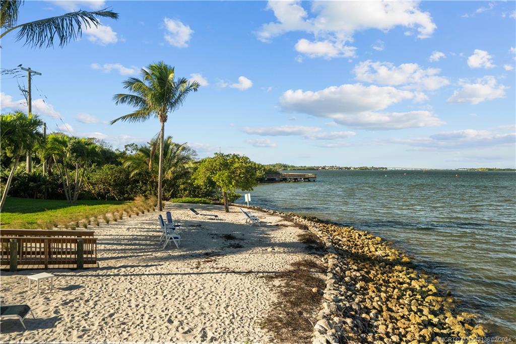 5200 SE Schooner Oaks Way