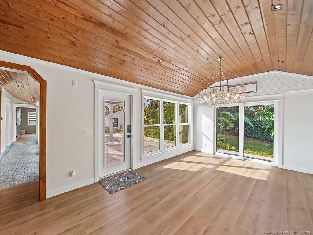 200 SE Pelican Drive