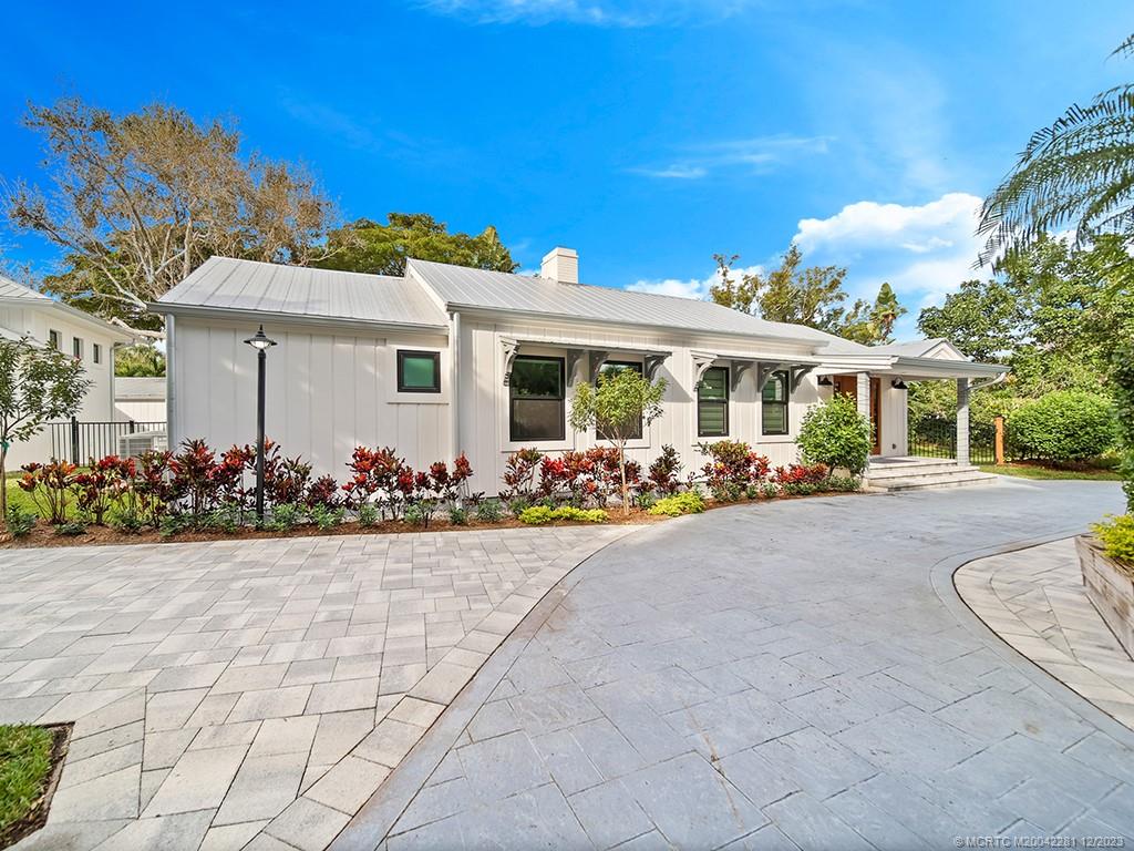 200 SE Pelican Drive