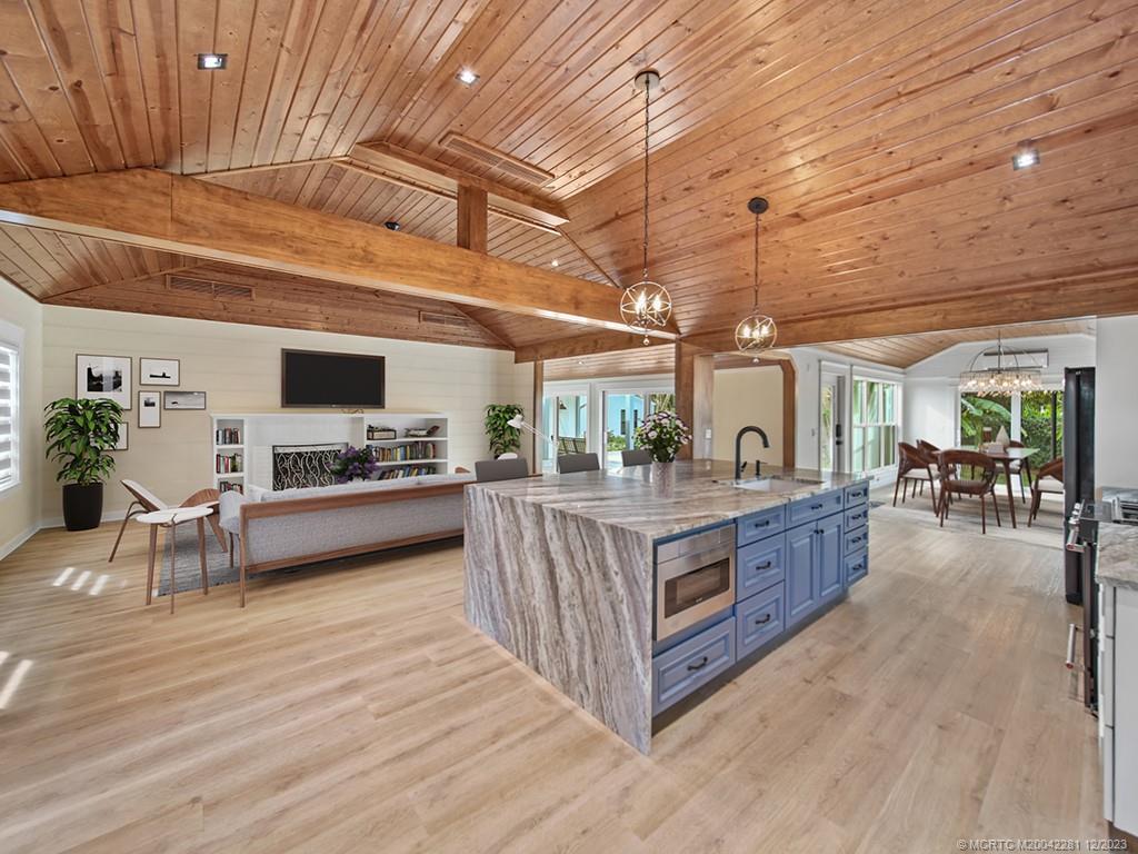 200 SE Pelican Drive