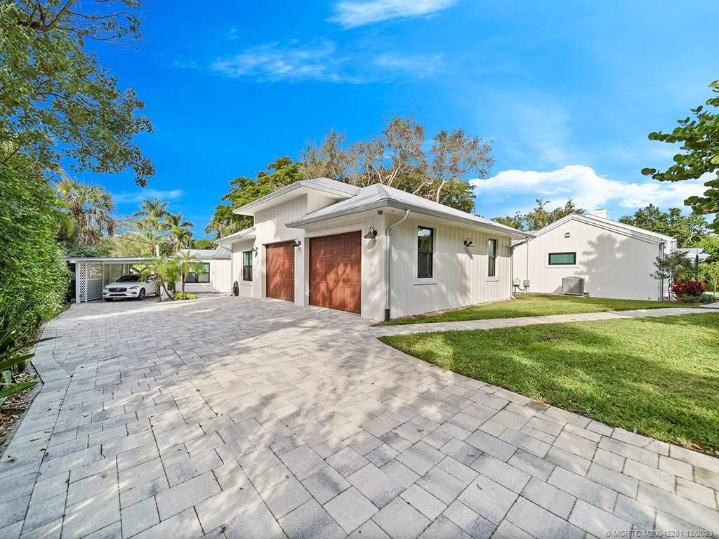 200 SE Pelican Drive