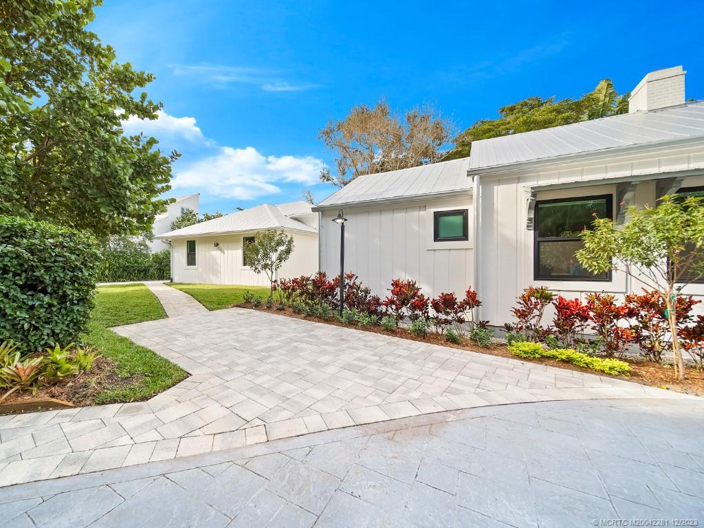 200 SE Pelican Drive