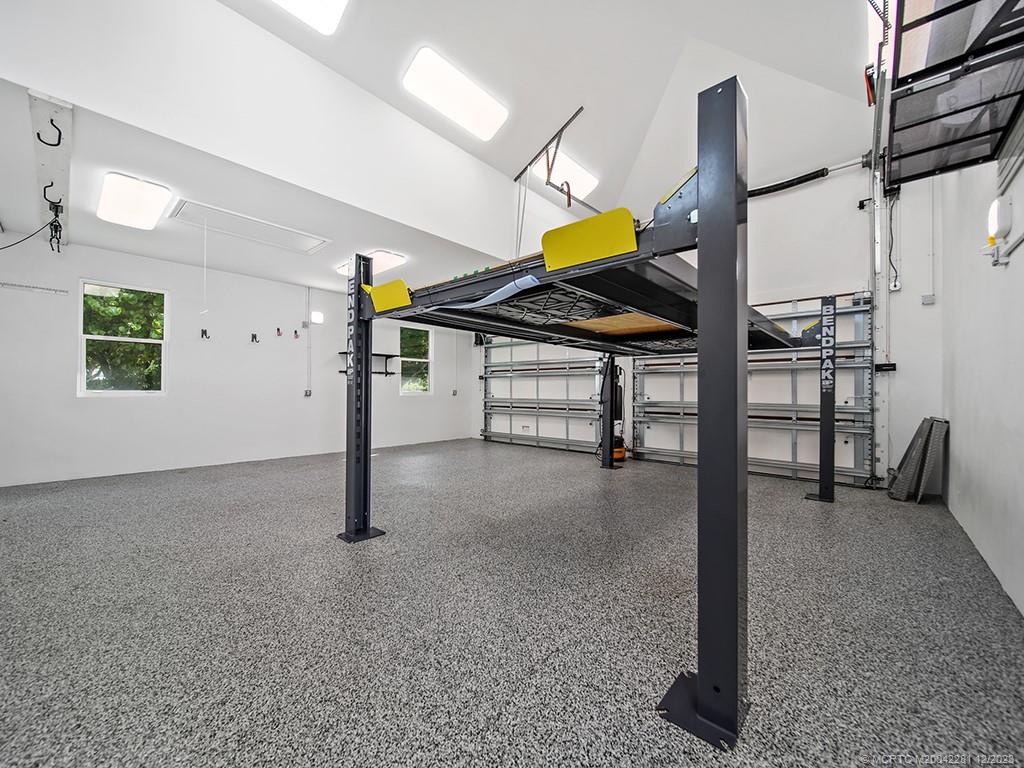 200 SE Pelican Drive