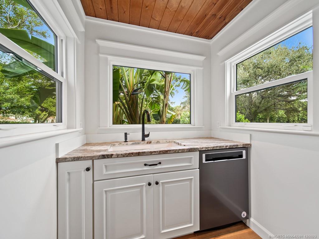 200 SE Pelican Drive