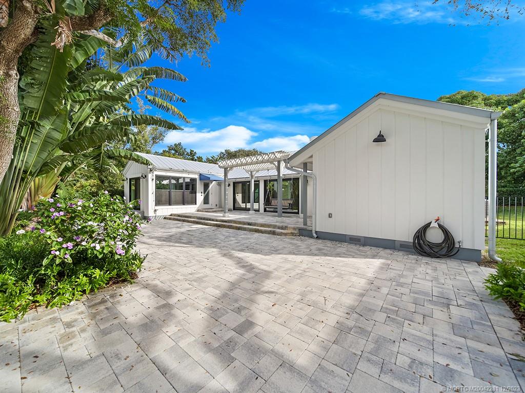 200 SE Pelican Drive