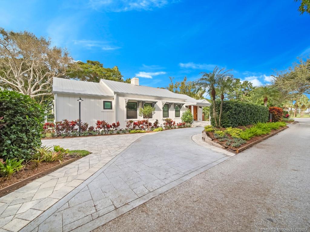 200 SE Pelican Drive