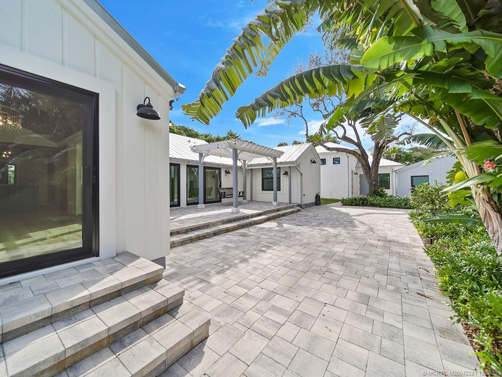 200 SE Pelican Drive