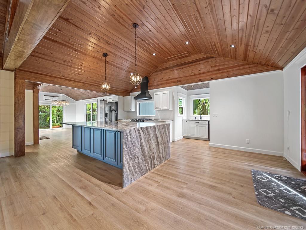 200 SE Pelican Drive