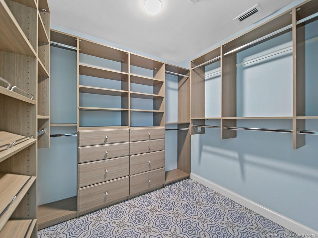 200 SE Pelican Drive