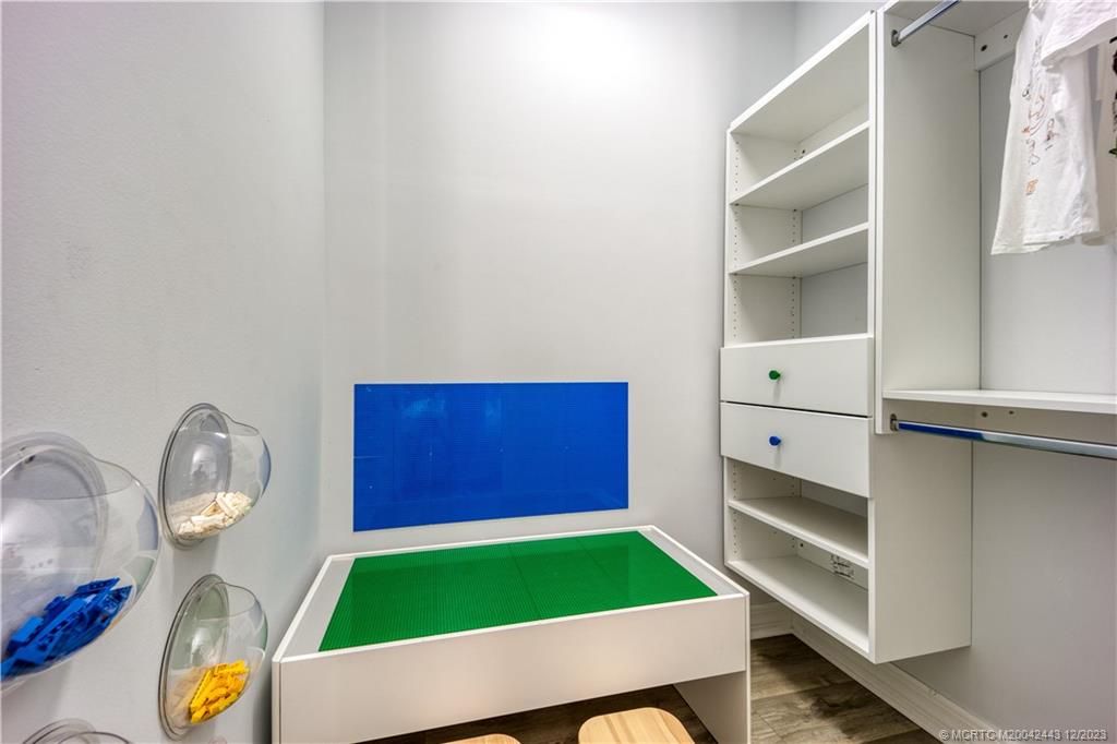 1092 SW Scrub Oak Avenue