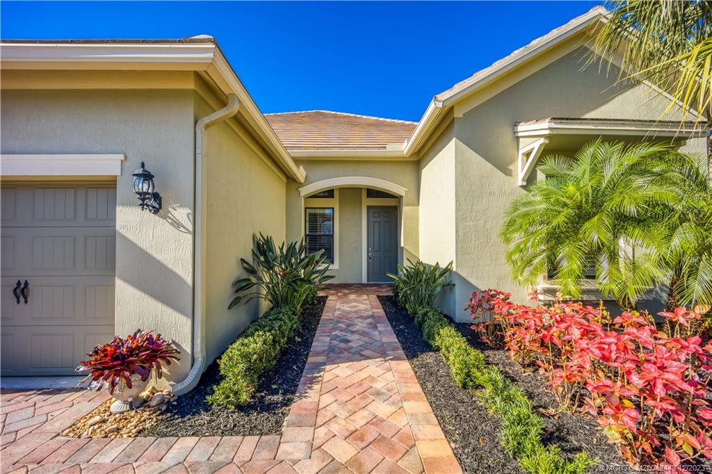 1092 SW Scrub Oak Avenue