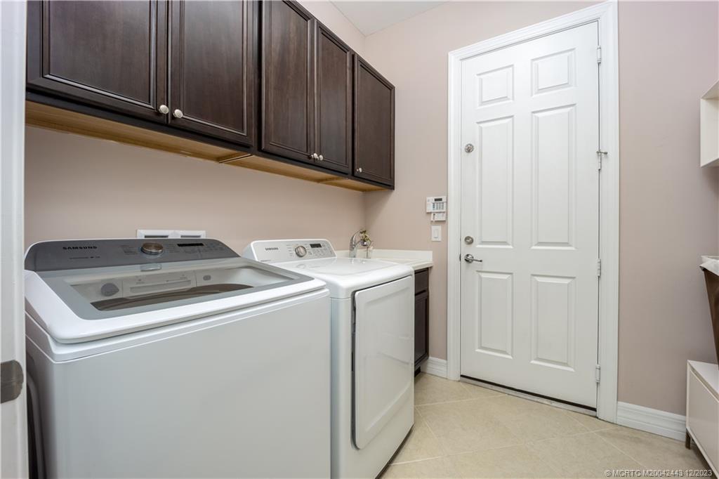 1092 SW Scrub Oak Avenue