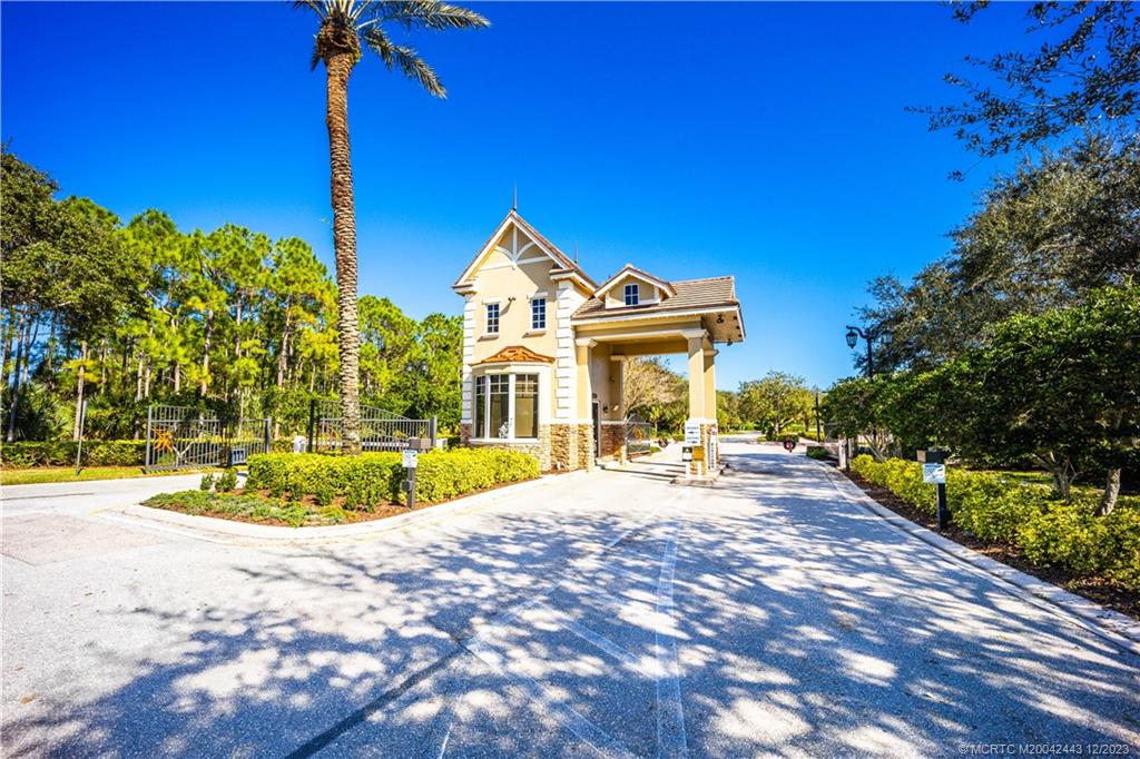 1092 SW Scrub Oak Avenue