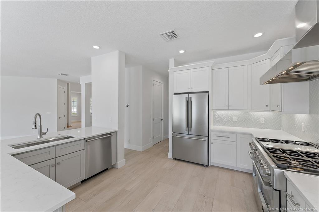 565 SW Yacht Basin Way