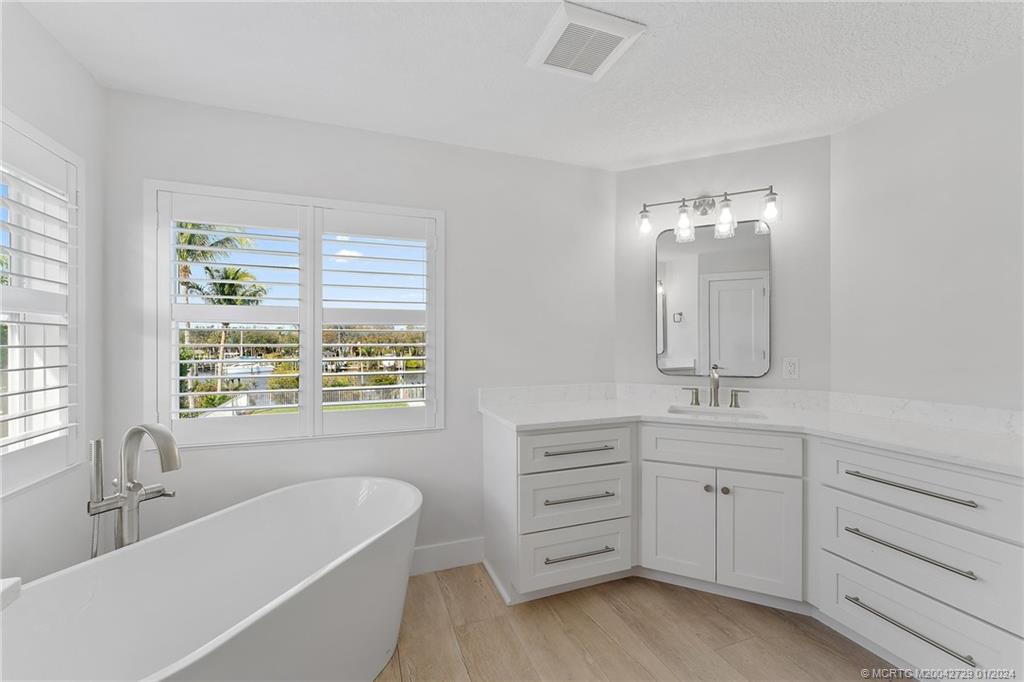 565 SW Yacht Basin Way